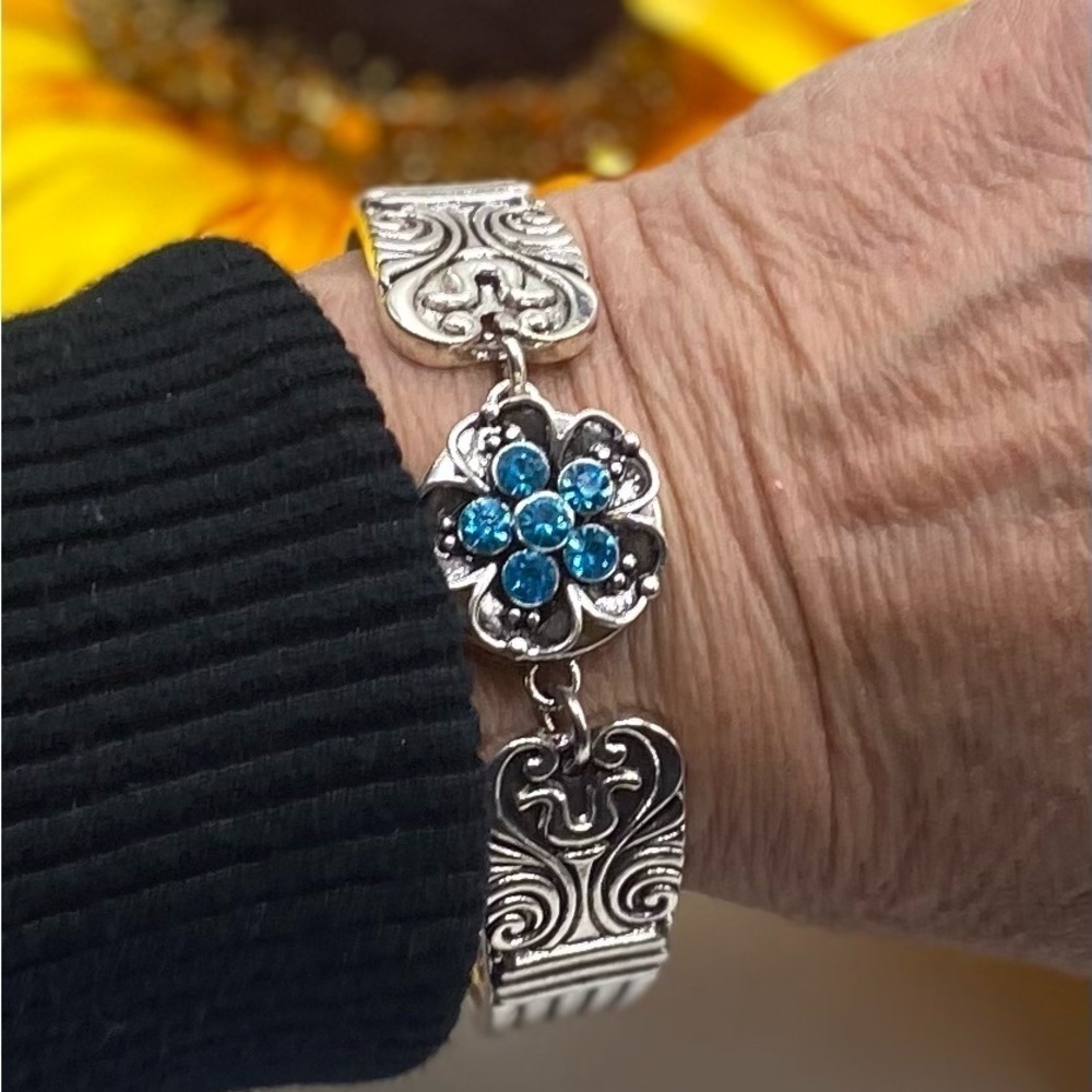 Snap Jewelry Bracelet w/ Sparkling Aqua Blue Floral 18m Snap Button Ginger Snap